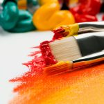 Oltre le Cornici: Quando l’Arte Ridisegna gli Spazi di Transito e la Memoria Collettiva